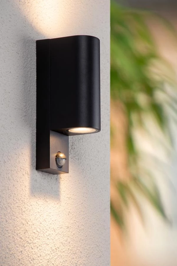 Lucide ZARO IR - Wandspot / Wandlamp Binnen/Buiten - 2xGU10 - IP65 - Beweging & dag/nacht sensor (uitschakelbaar) - Zwart - sfeer 1